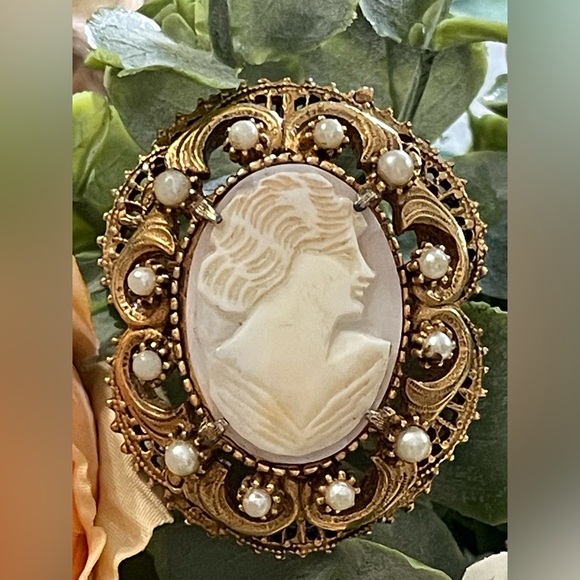 Vintage Florenza Carved Cameo with Pearls - Picture 8 of 9